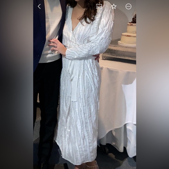 Midi white wrap dress with puff sleeves and needing - Picture 4 of 5